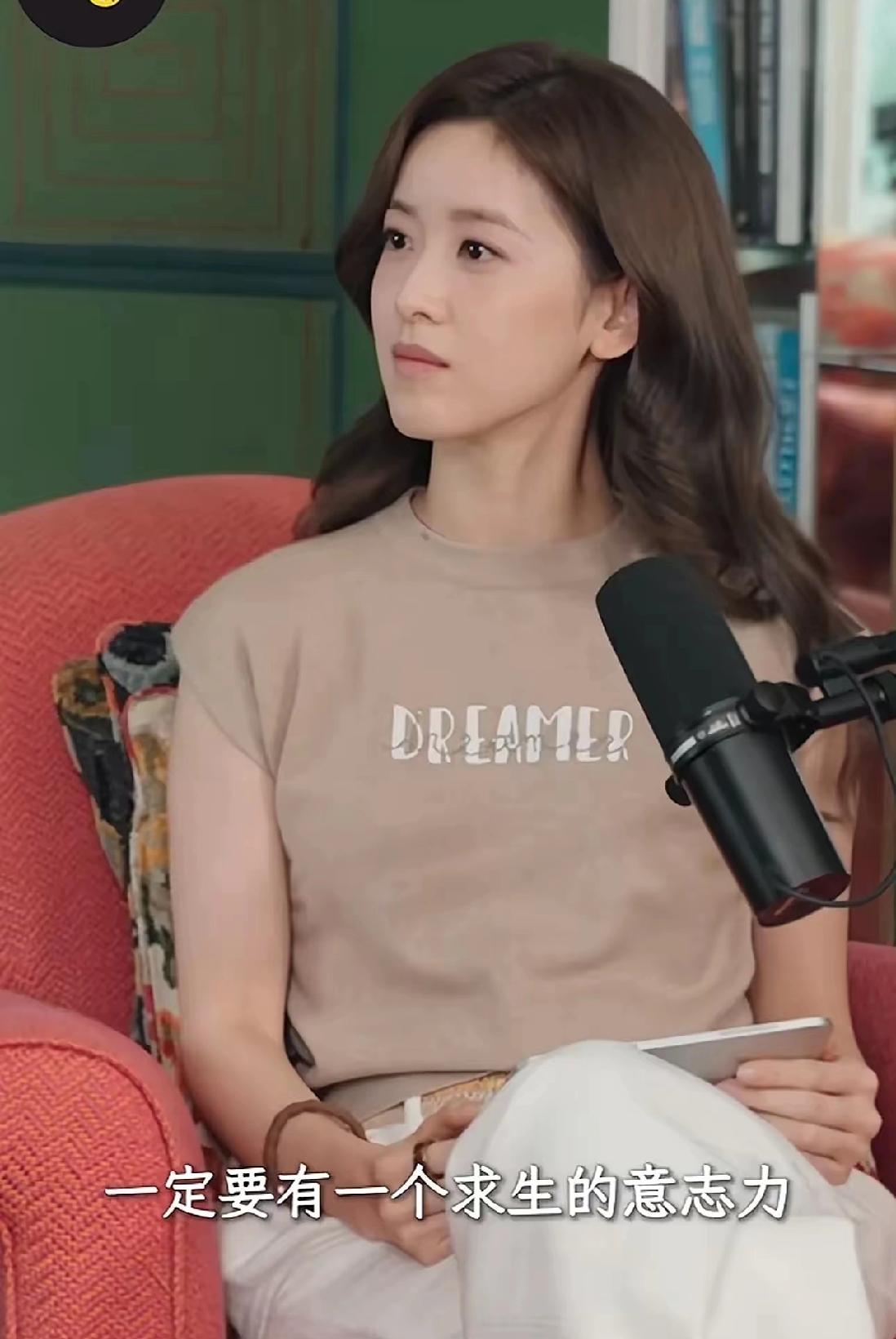 刚刷到章泽天做播客的消息，
我第一反应是：
她是闲得慌吗？但听完她和刘嘉玲的对谈