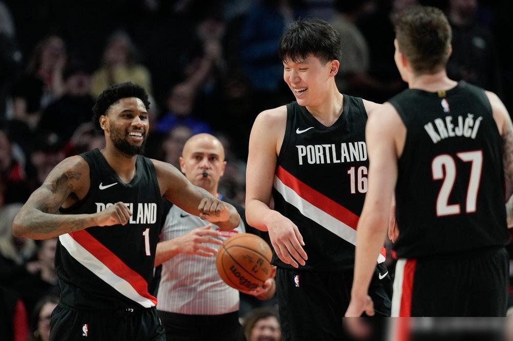波特兰正在上演NBA本世纪最荒诞的视觉折磨，当地媒体甚至建议观众在球员投篮时闭上