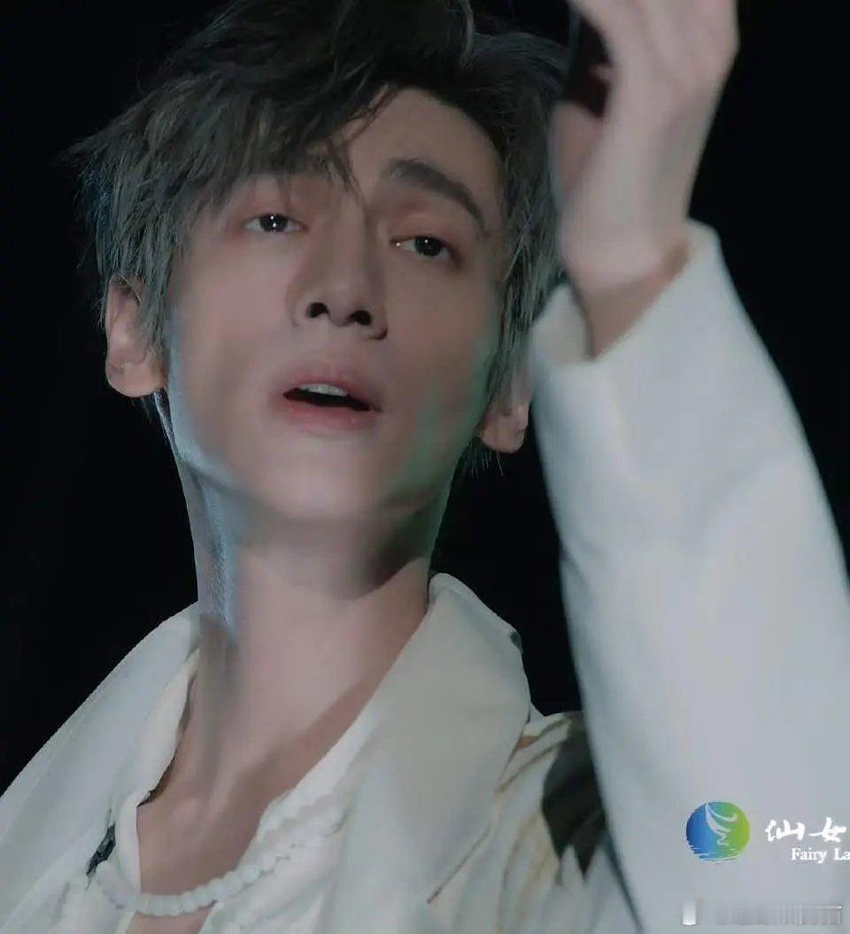 罗云熙的精神状态像不像冷宫里疯了的妃子 ​​​