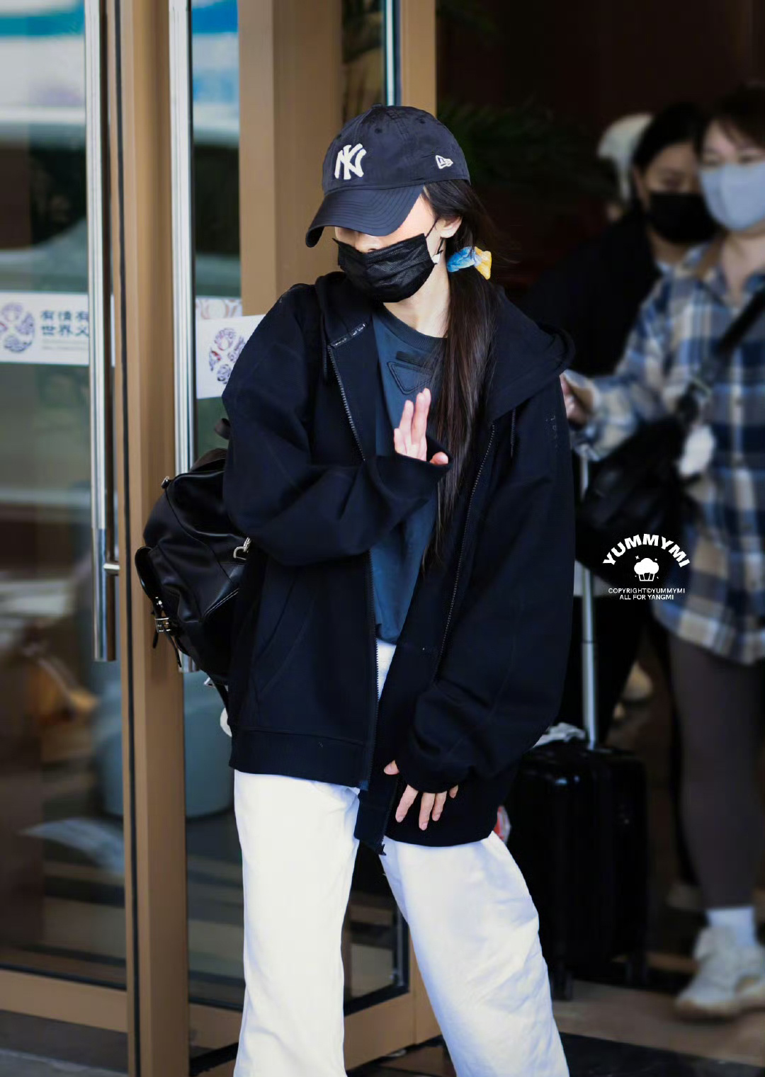 杨幂脸上的烫伤还没恢复，好明显的烫伤伤口，我们幂姐快点好起来呀