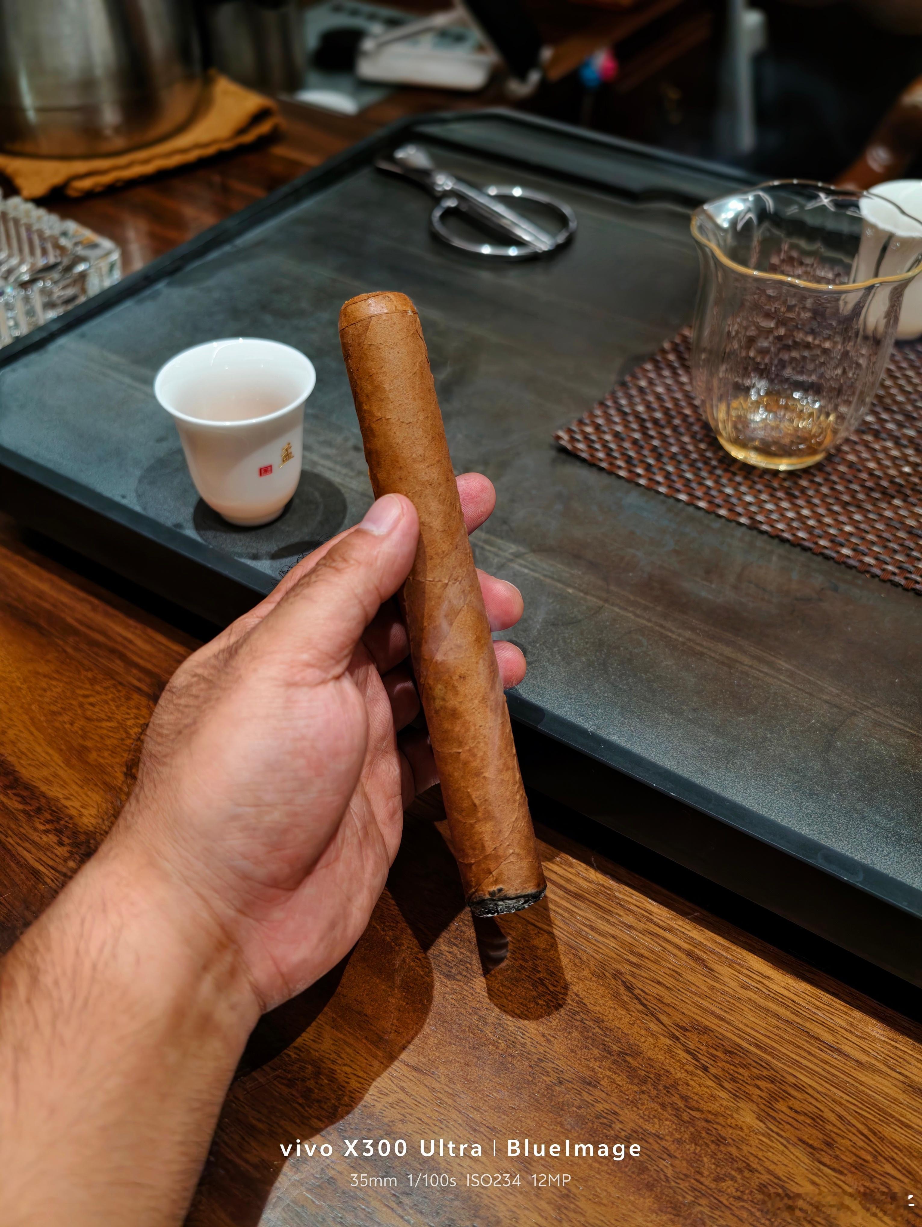 今晚这个根雪茄，看看有没有粉丝猜的出来是什么，难度⭐⭐⭐⭐⭐