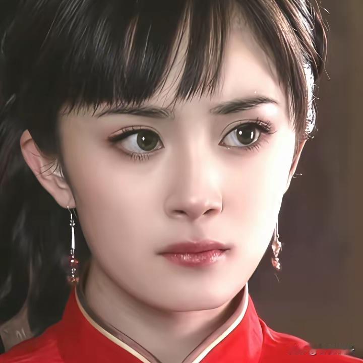 杨幂的脸以前的脸虽然有点方，但是五官比例看着非常协调。