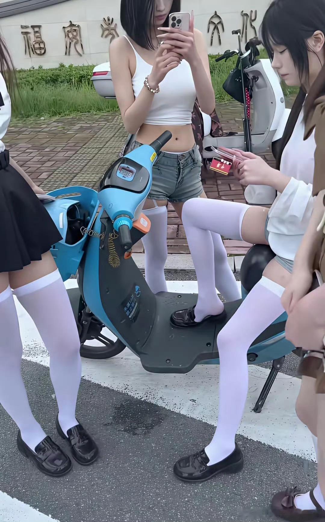 这种穿搭算不算是精神小妹啊？大家说说什么样的才为精神小妹？ 