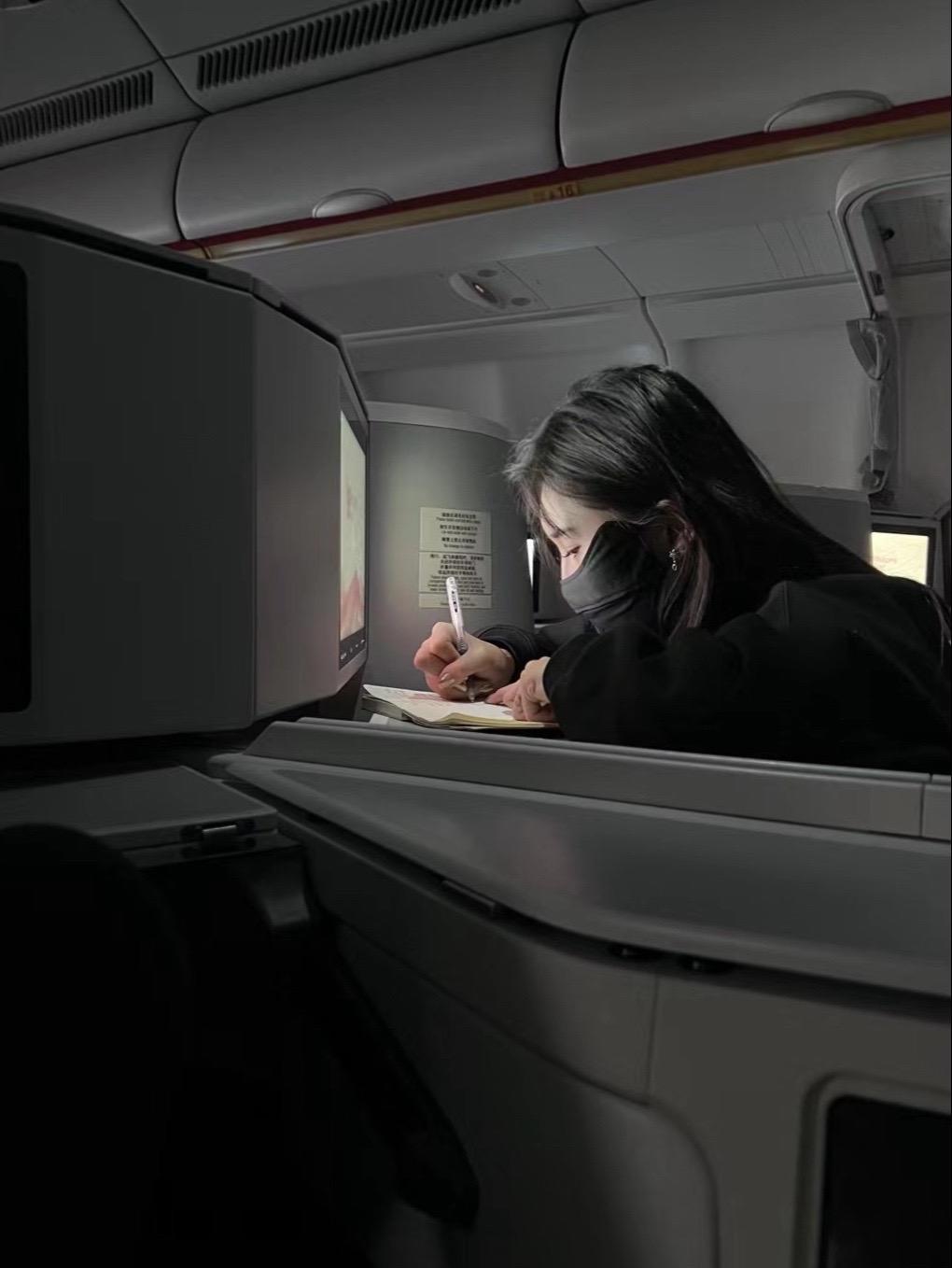 其实我是一个很拧巴的人但是我一直在充当明媚的角色。