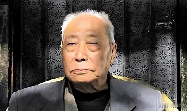 图片中的人是清朝末代皇帝溥仪的亲弟弟，他比作为皇帝的哥哥溥仪要幸运和幸福得多，为