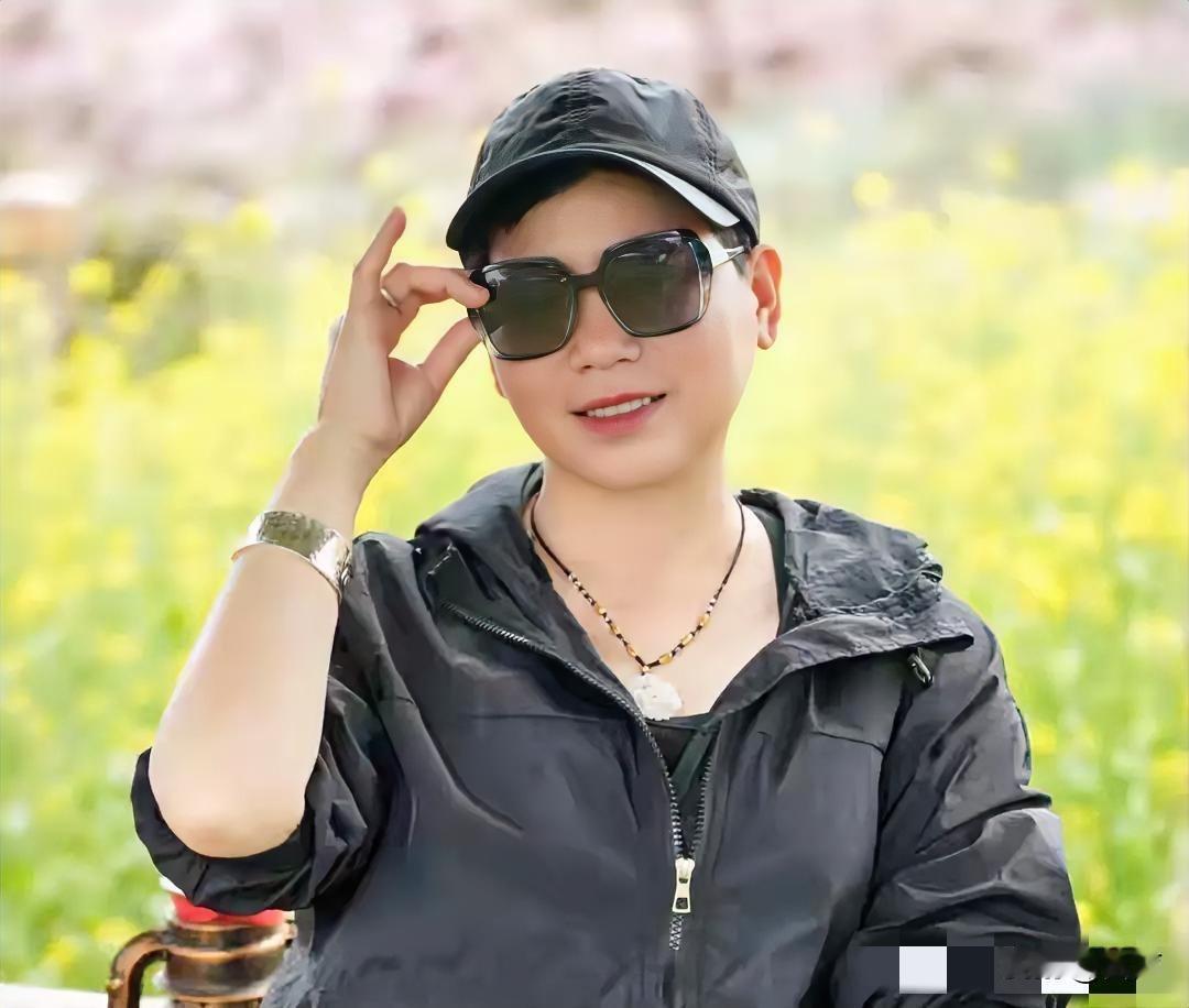 55岁浙江富婆“黑马”去世
名下有11家公司
去世原因是
肺腺癌晚期。

“黑马