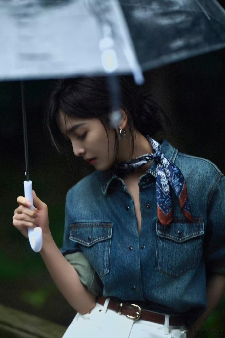 什么样的穿搭可以成为气质女神? 想成为气质女神，章若楠的穿搭模板值得抄作业。真正