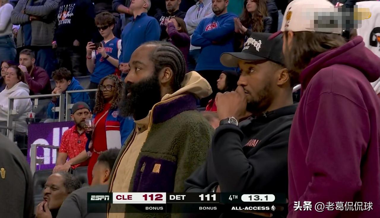 骑士双星哈登和米切尔真是太紧张不安了！在今天进行的骑士和活塞的焦点战中，当时距离