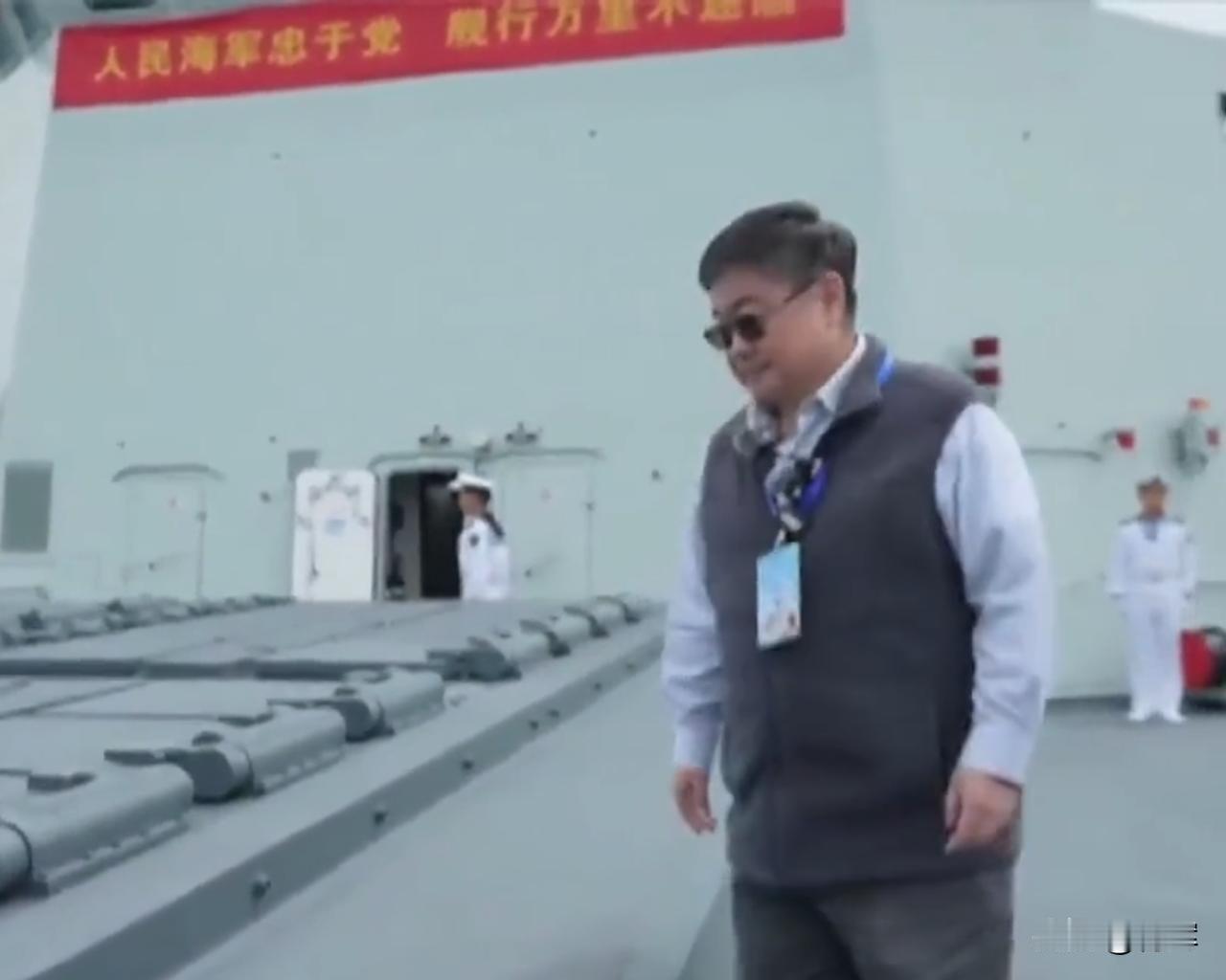 参观完解放军战舰刚回台就被威胁！小舰长回应:我不是无脊椎动物
解放军海军节以及在