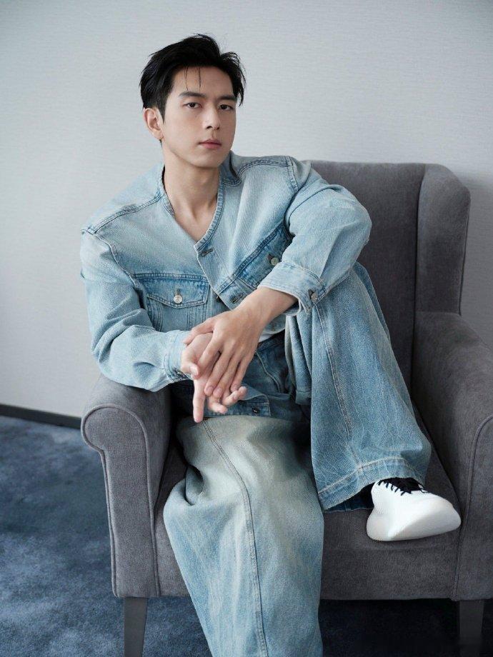 李现晒8张照片李现牛仔服随拍 ​​​李现牛仔服随拍 ​​​
