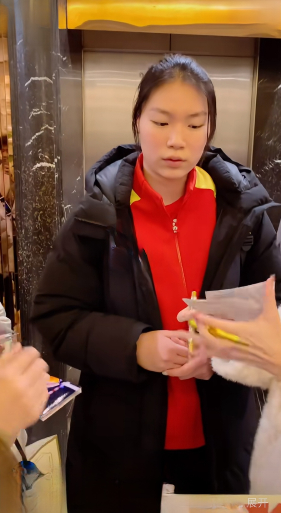 女排后援团这是排超联赛江苏女排与上海女排的比赛结束后，主二传张籽萱为球迷签名的情