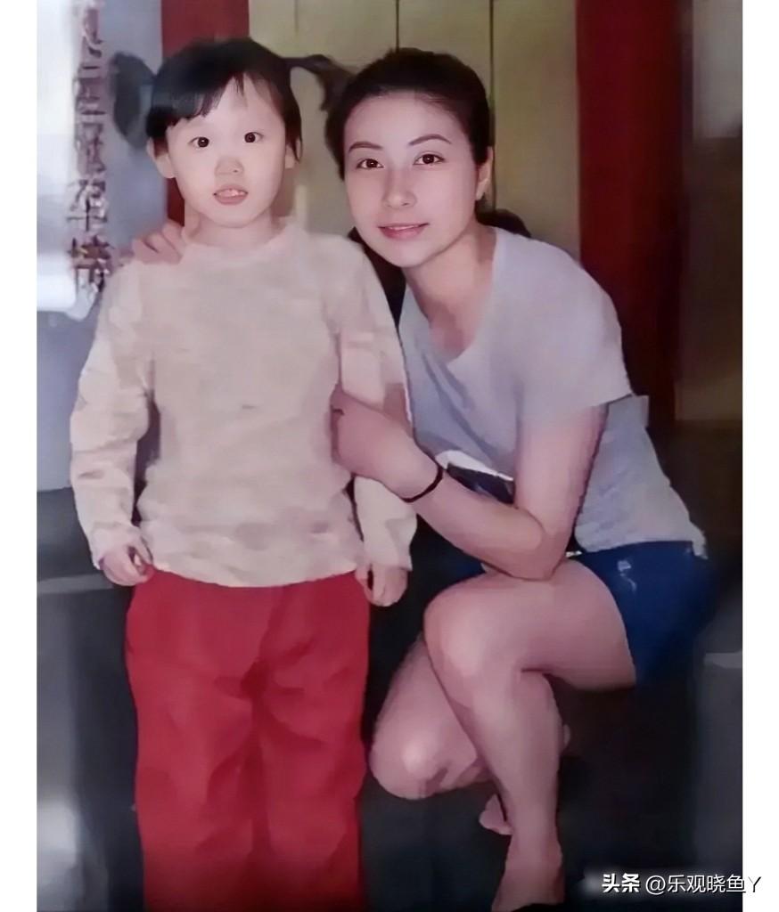 这是二零零九年，小女孩和“跳水女皇”郭晶晶在国家体育总局的合影。当年腼腆可爱的她
