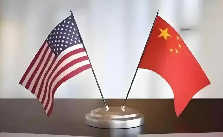 中美这场博弈，现在已经进入了见真章的决赛阶段。美国手里捏着的无非是两手牌，先抡起