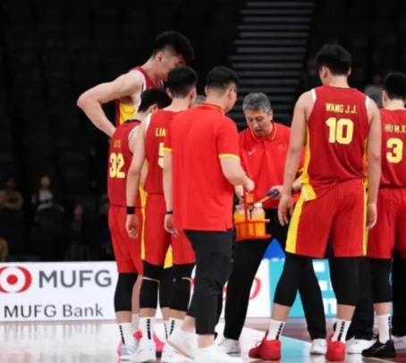 中国男篮亚运三连胜头名出线 44分大胜，头名出线。菲律宾被打得毫无还手之力，中国