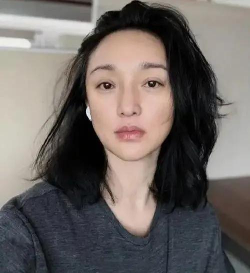 50岁的周迅素颜状态令人惊艳。她有着顶级骨相，下颌线清晰，苹果肌虽微微下垂但不显