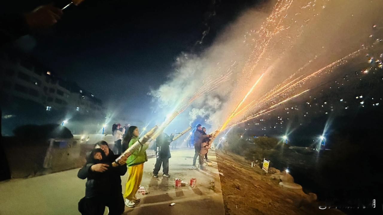 新年第一天，居民扎堆燃放烟花爆竹。当天晚上，爆竹声此起彼伏，断断续续持续到深夜。