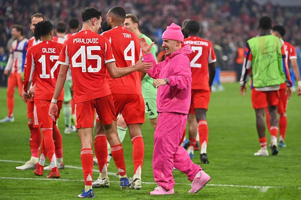 对于卡尔的粉色装扮，担任DAZN评论嘉宾的经纪人巴拉克显然并不喜欢，表示这有点过