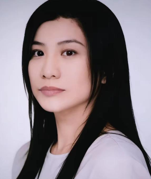 这个女人叫祁春艳，是一个寡妇，凭着出色的容貌，她傍上了一个亿万富翁。为了能彻底控
