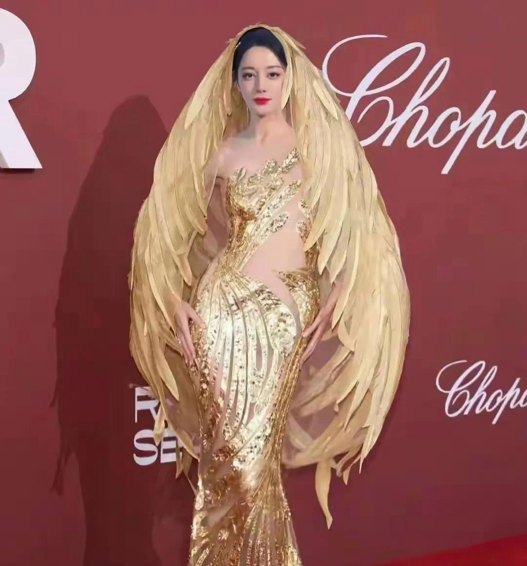迪丽热巴新造型，简直亮瞎我的双眼，谁p的？好像鸡妈妈[允悲] ​​​