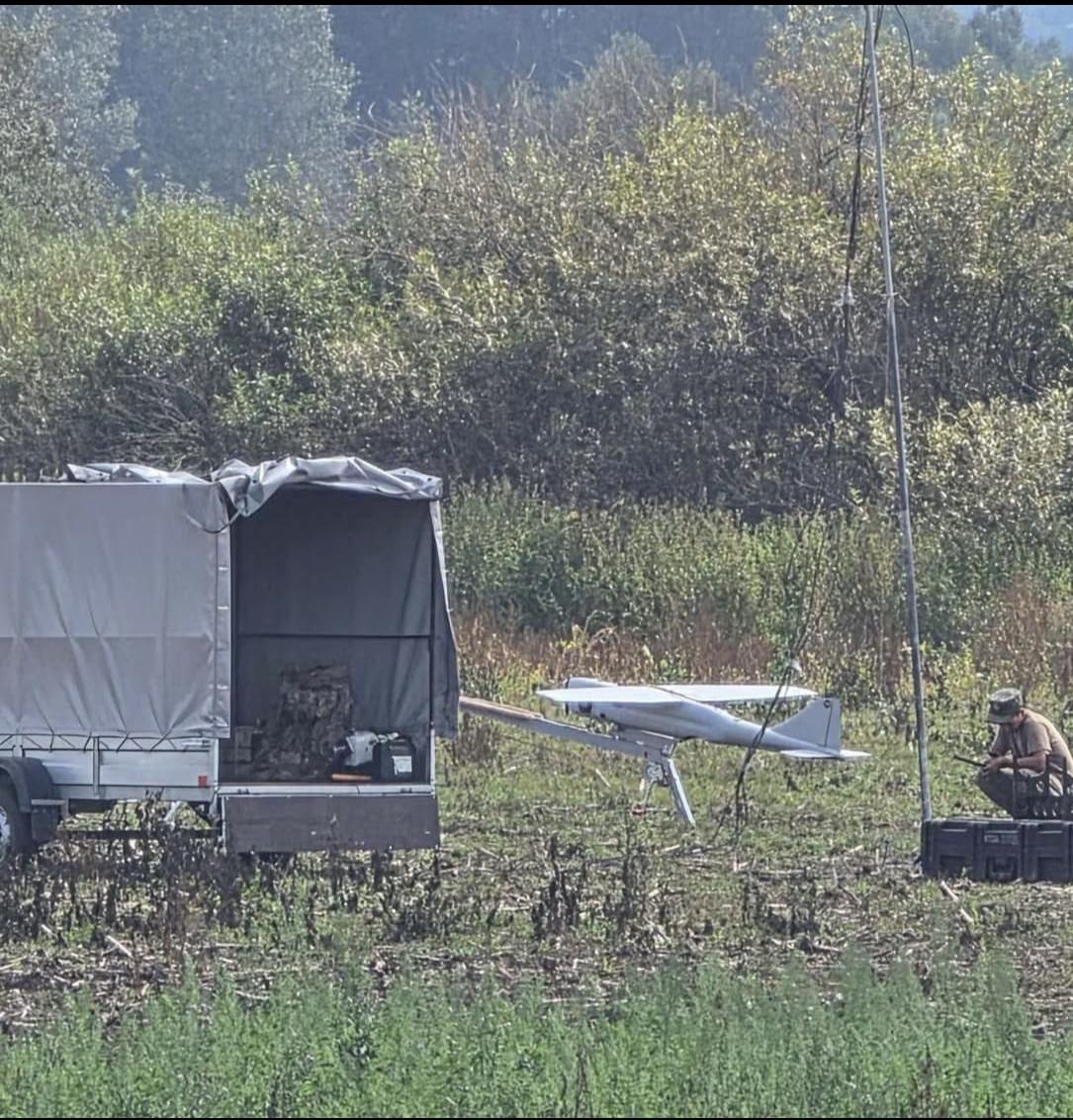 当地时间8月13日下午1时，俄罗斯鞑靼斯坦，四名俄军士兵在空地上练习驾驶“奥兰-