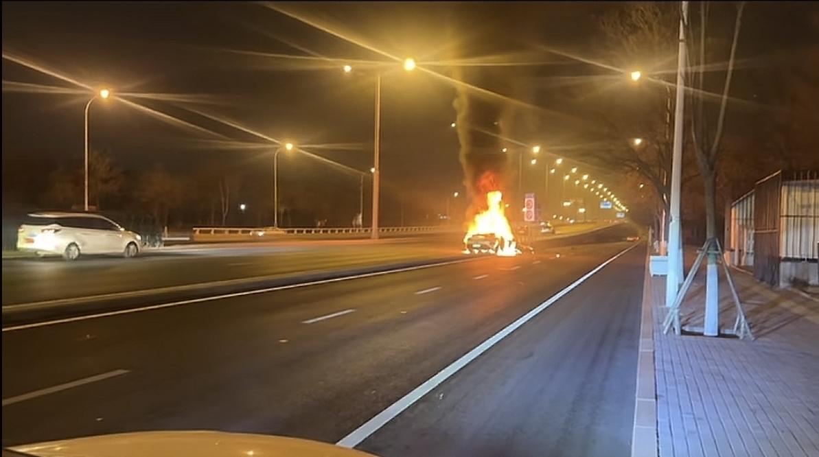 3月23日，天津。网友发布视频，一辆新能源车疑似碰撞隔离带后起火，幸运的是车主没