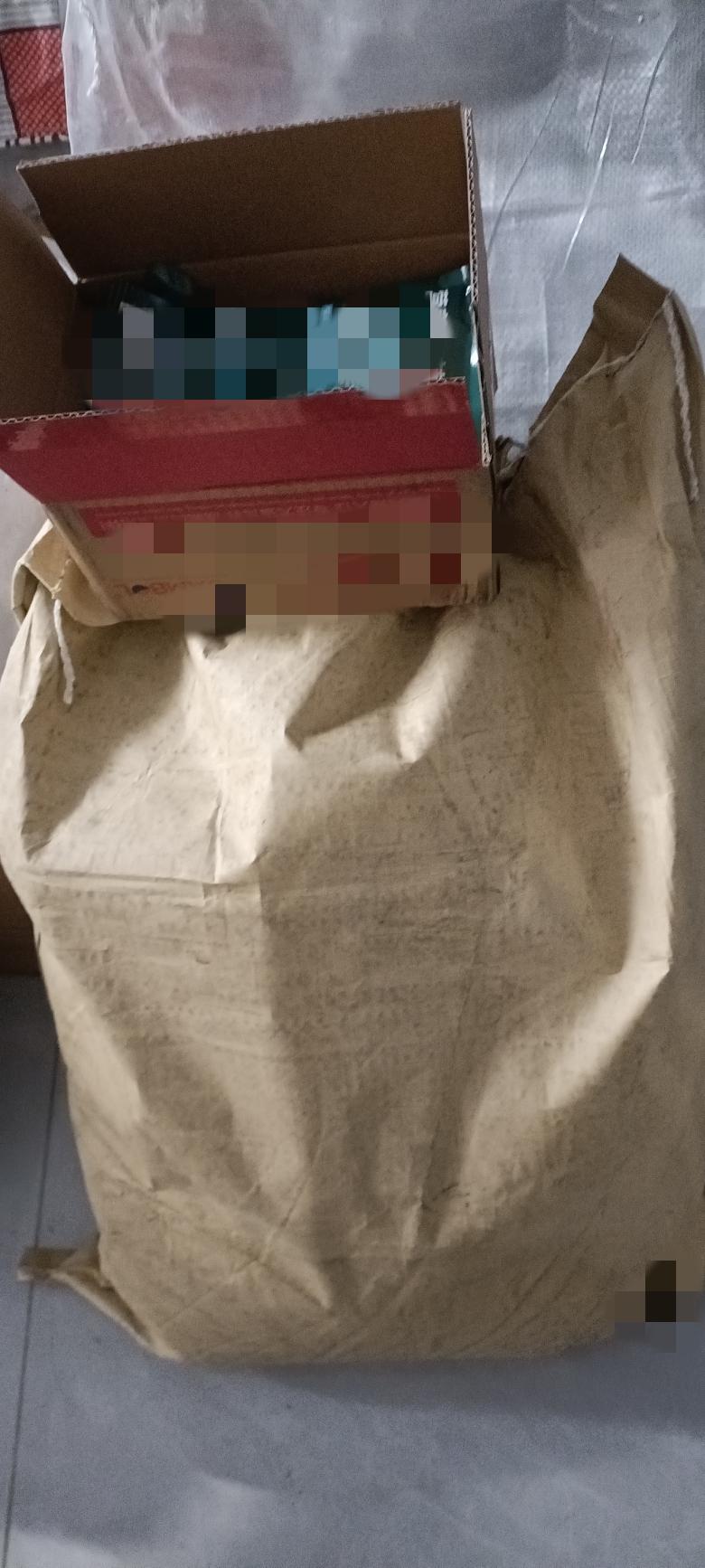 再次收到来自上海的热心网友@甜酒奶咖 寄来的20斤猫粮和赠品，这位好心人已是多次