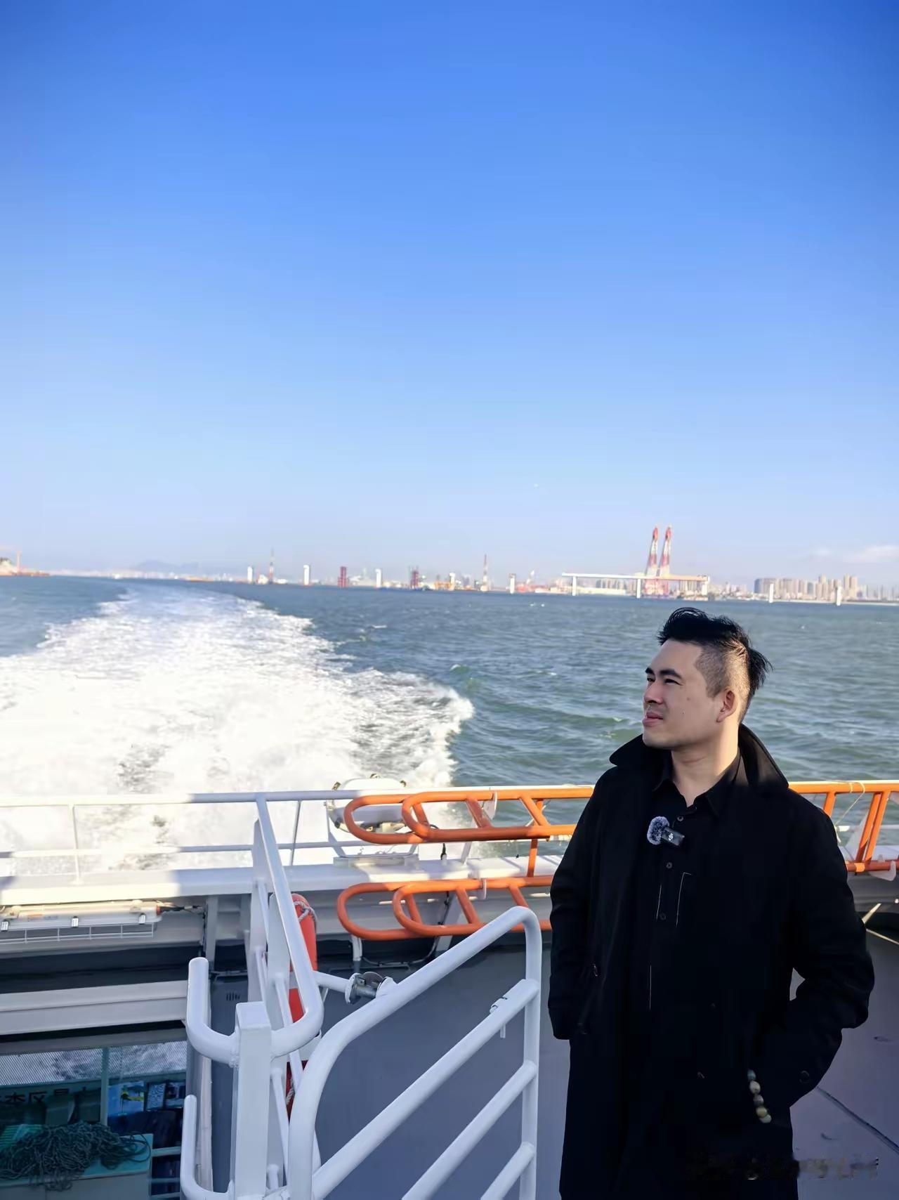 2026年元旦，受厦门卫视邀请，从金门乘船赴厦门，参加“小三通”25周年特别节目