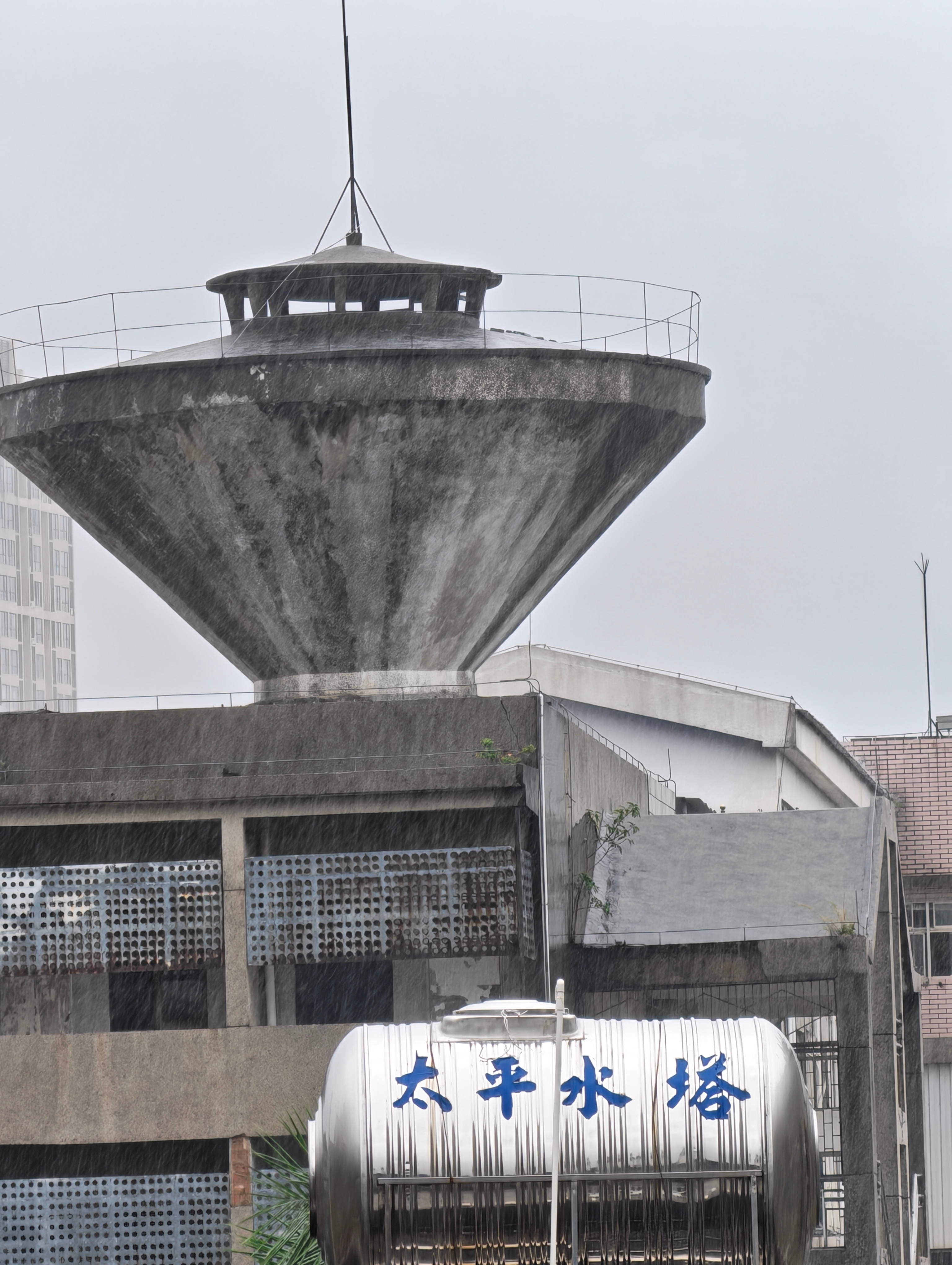 广东多地紧急发布停课信号无语死了 一直在下雨，我还要去看牙医呢，我都害怕这个雨了