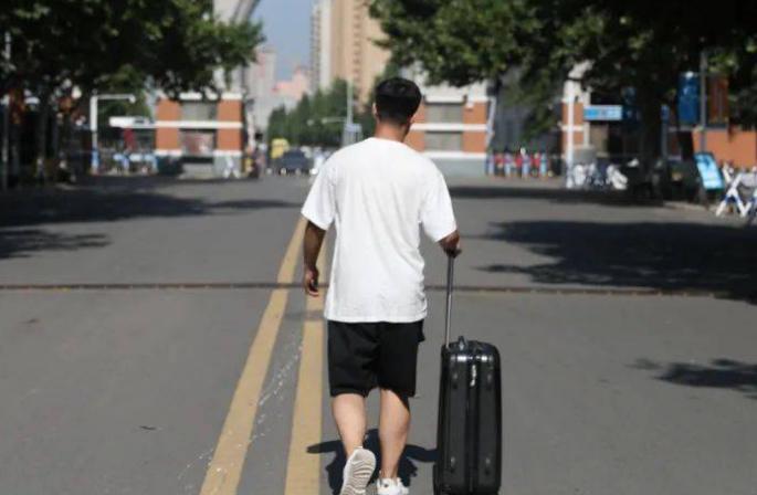 9年前，我不顾媳妇反对，坚决资助了同事的儿子读完5年大学，他说等参加工作了，一定