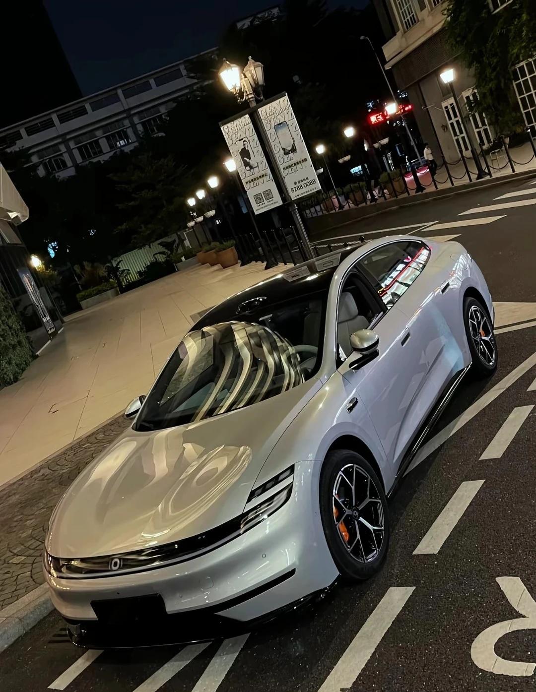 光影氛围感📸启源A06夜晚灯光实拍
夜晚才是启源A06的主场！前后贯穿式LED