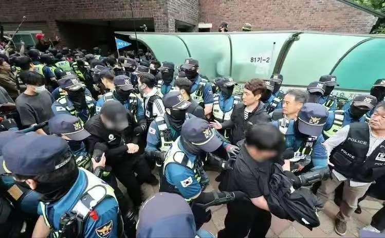韩国首尔爆发激烈冲突！一名法国女子当众叫嚣“全世界都讨厌中国人”，旁边一名中国女