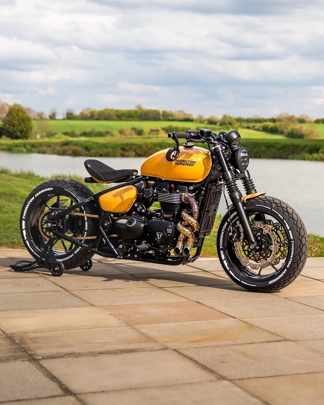 黄色凯旋bobber.