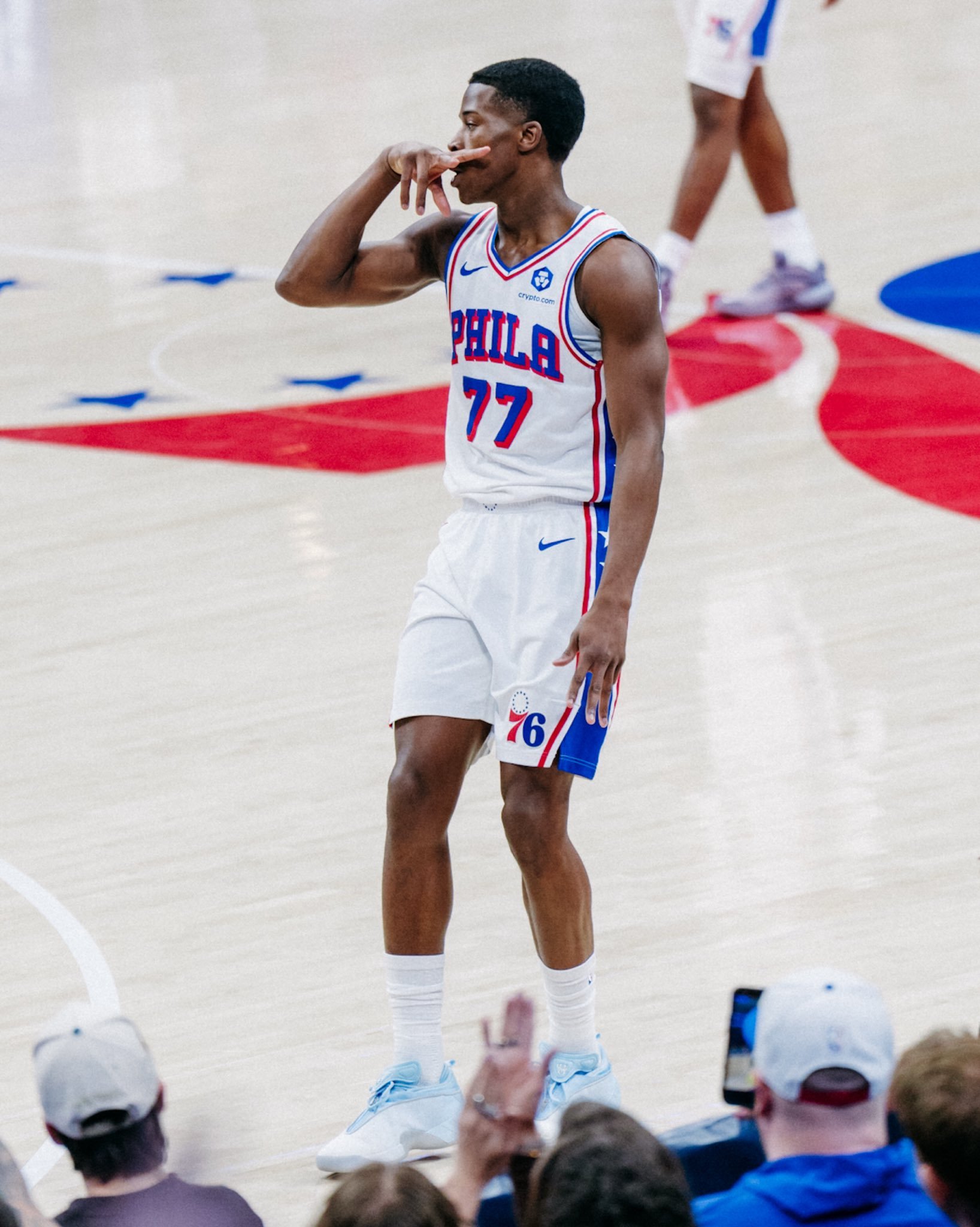 发挥不佳！全场比赛结束：76人队主场背靠背110-116不敌太阳队！埃奇库姆25