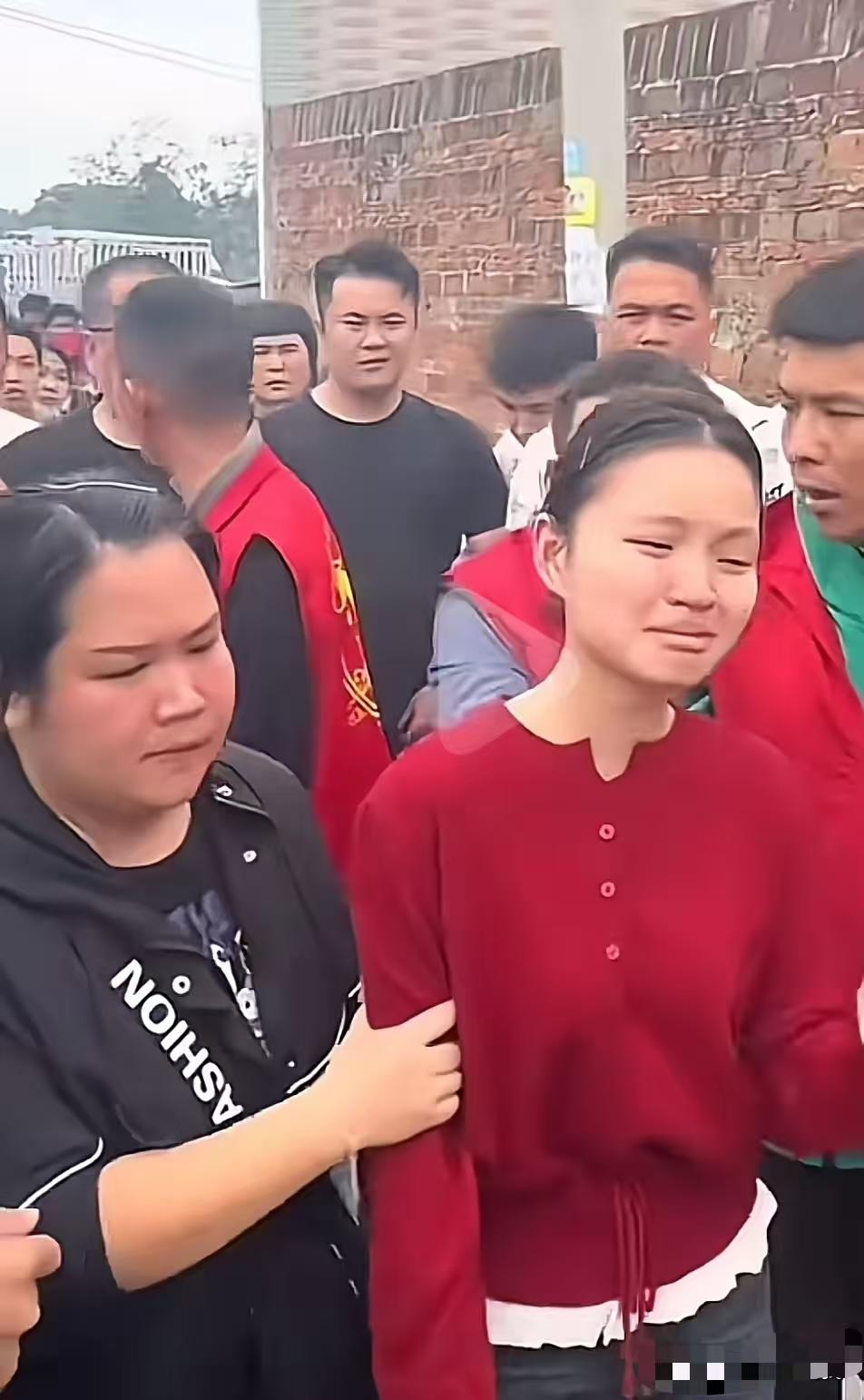 老话说香火要有人扛，
可扛久了的人，倒成了最没人疼的那个。
十三载香火前跪断膝盖