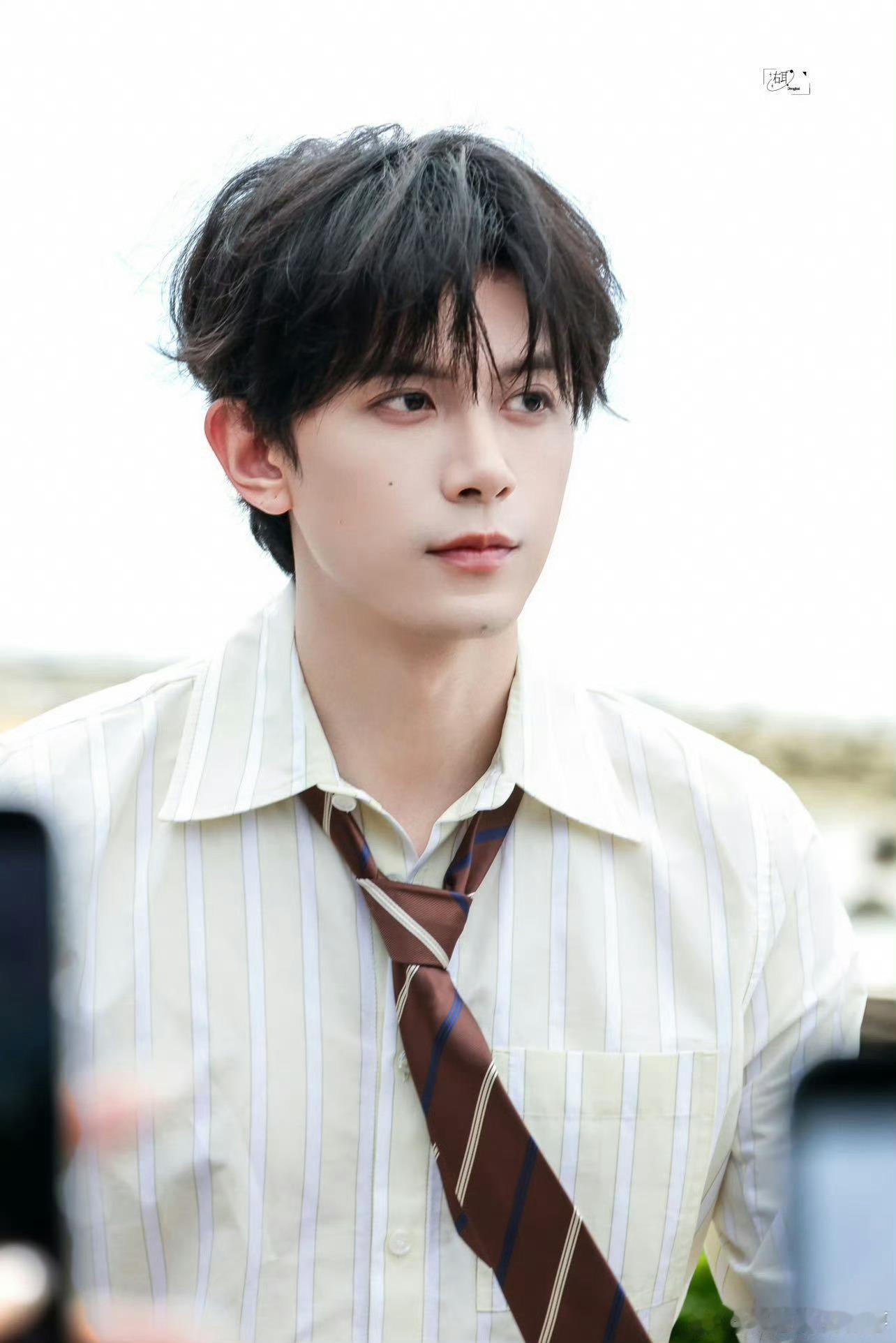 邓为魏大勋邓凯五四晚会录制路透白衬衫、黑领带，少年气扑面而来。邓凯这组五四晚会路