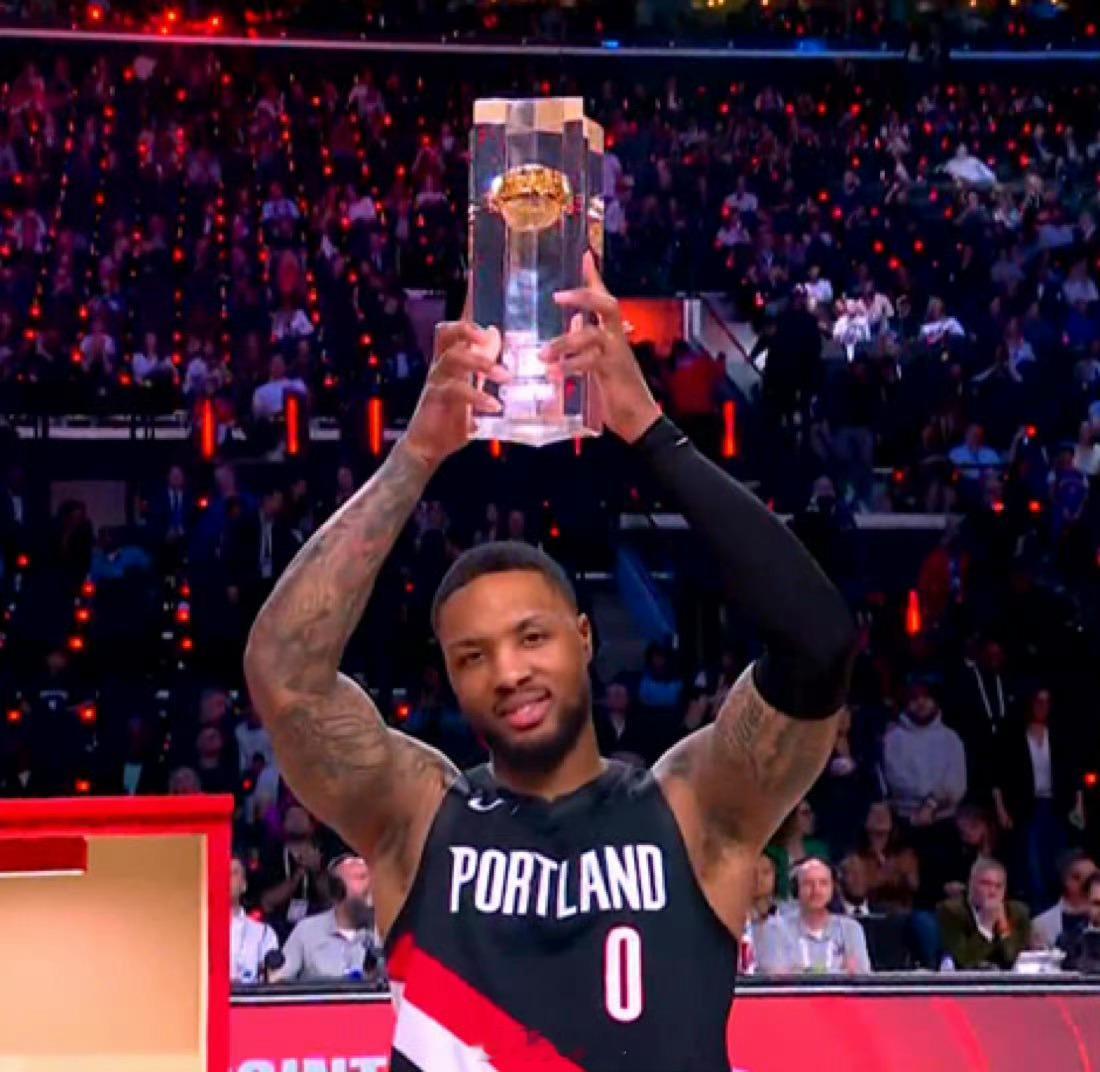 利拉德真强真稳，这赛季一场没打，在全明星三分大赛上直接三冠了。这（全明星三分赛的