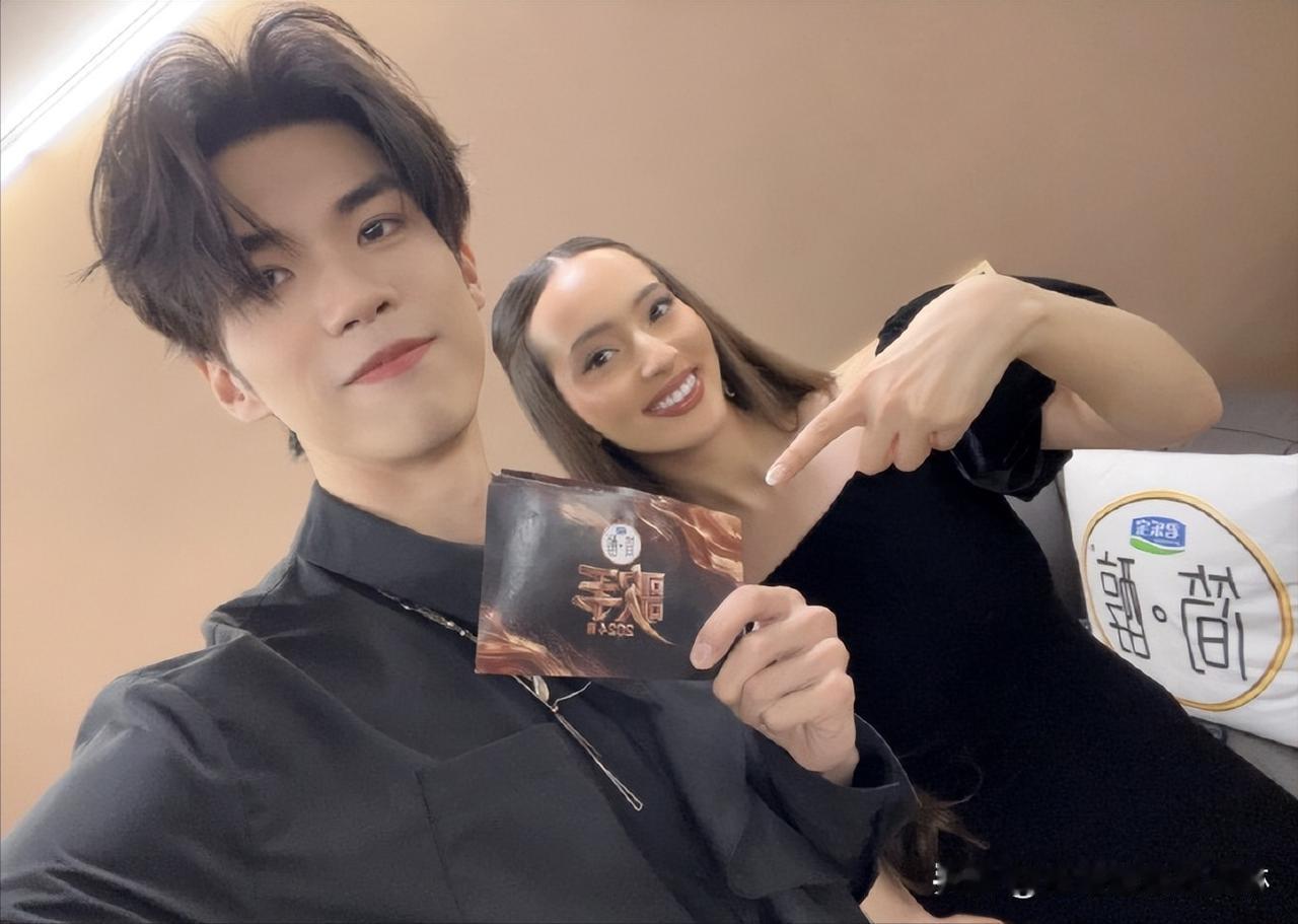 #李晋晔哽咽回应歌手争议#
他原本是娅娅的音乐合伙人，据说是品牌商让他在节目间隙