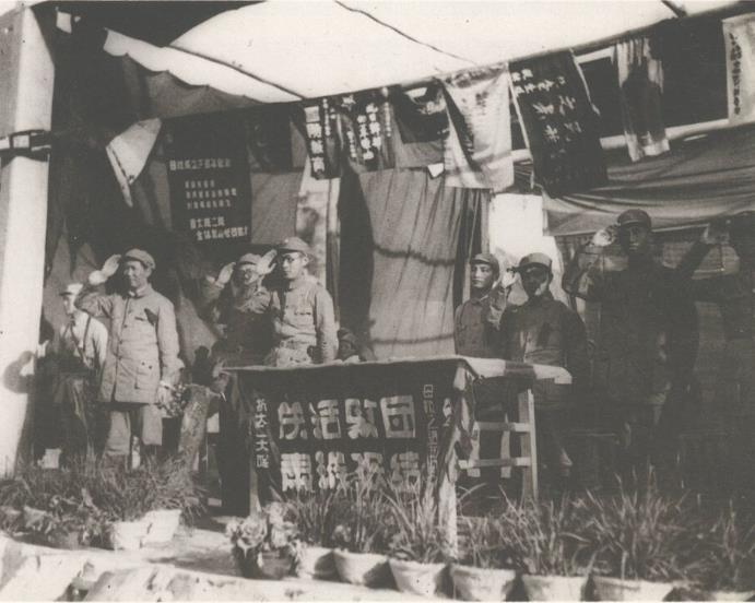 1939年6月1日“抗大”建校三周年，毛泽东、张闻天(左二)、王稼祥、陈云、陈绍