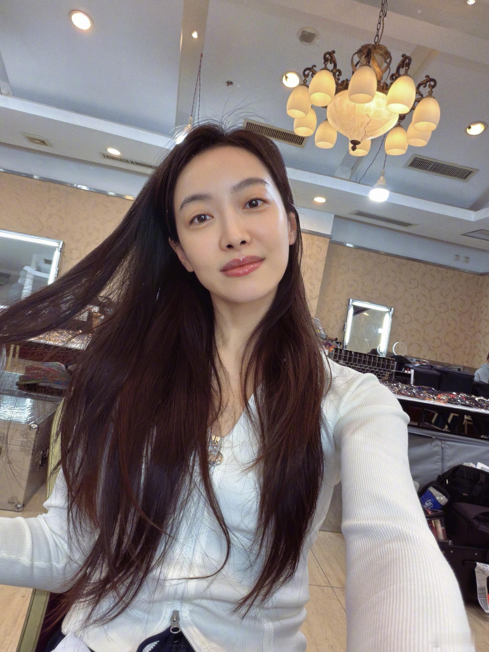 宋茜长发九宫格宋茜黑长直太美了，直接封神