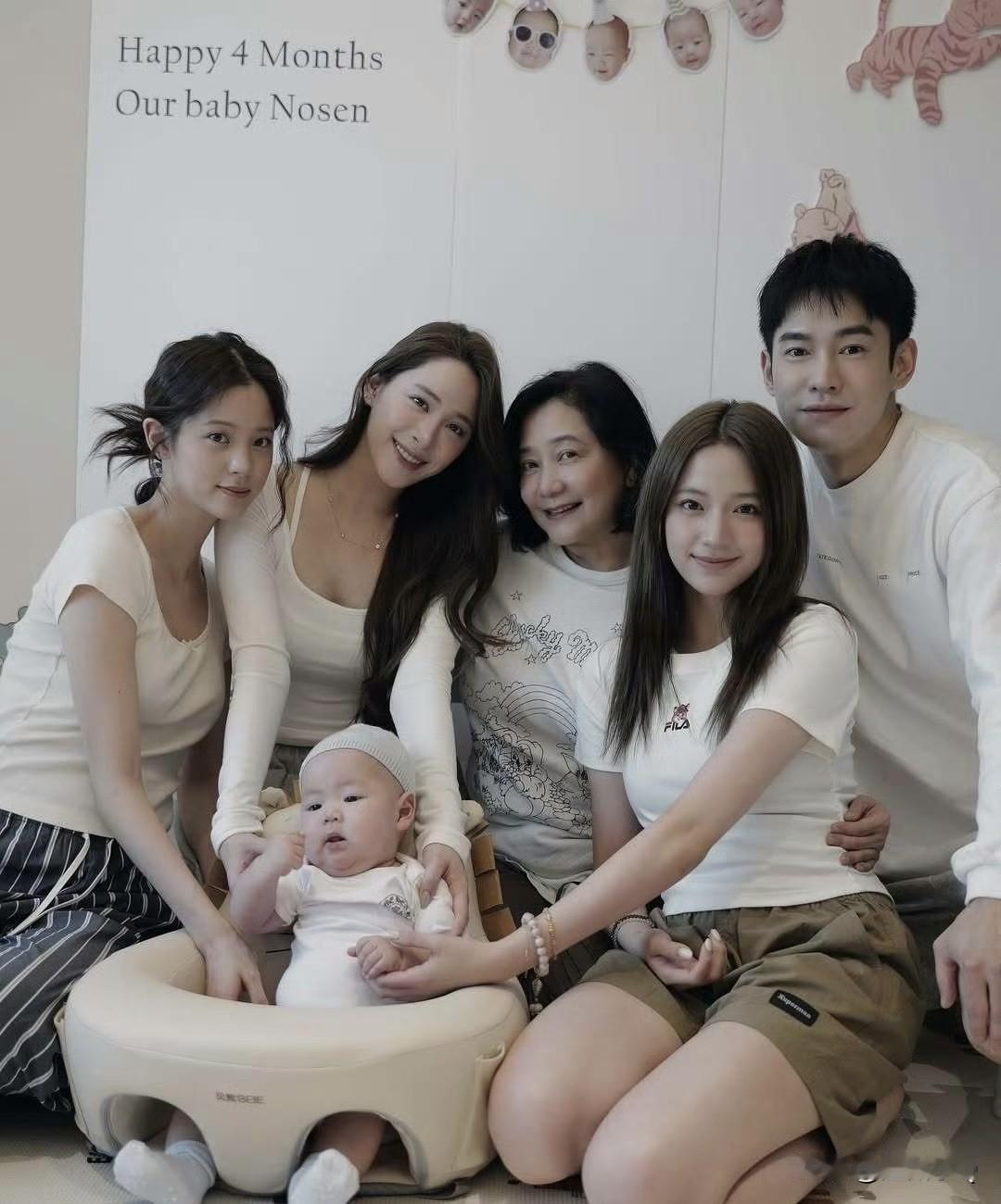 张书豪和欧阳妮妮一家子为儿子小睦睦举办4月龄派对，小家伙肉乎乎的好可爱好帅气。小
