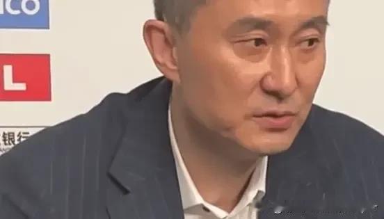 杜锋太狡猾，合理利用舆论施压裁判，只要许钟豪有犯规，主队球员就躺在地板上扩大影响