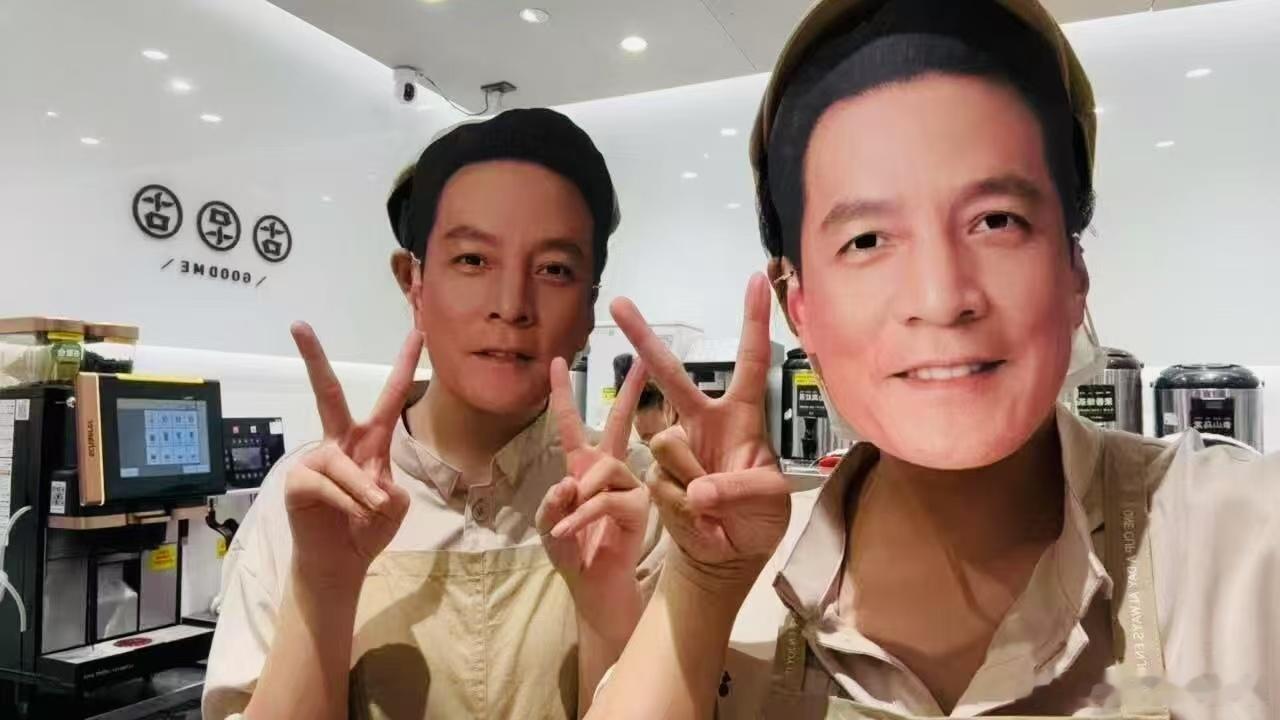 妈妈快来店里全是吴彦祖 被店里的彦祖浓度惊到！满墙男神同款造型立牌，从眼神到气场