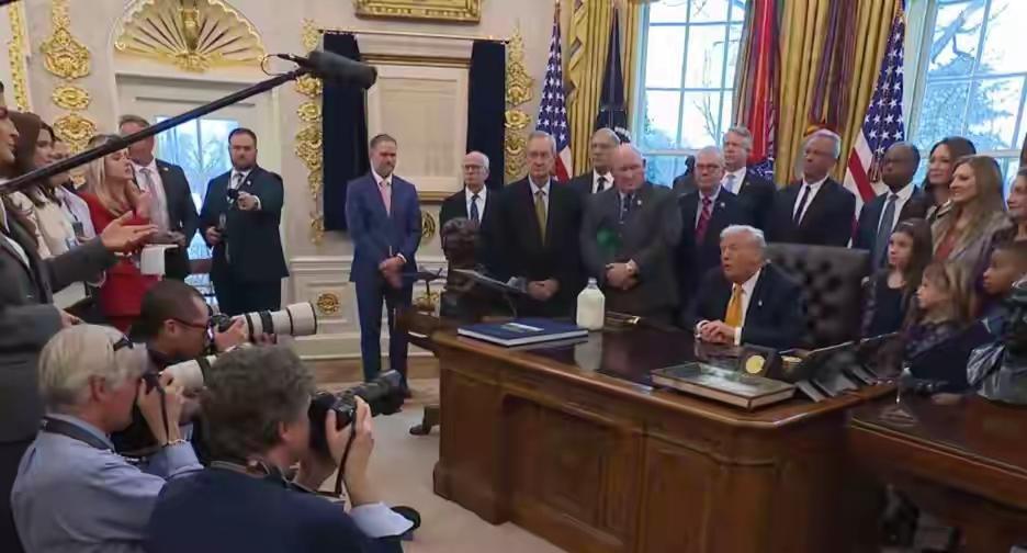 美航母已就位，特朗普放出狠话，以军如临大敌，伊朗做好反击准备