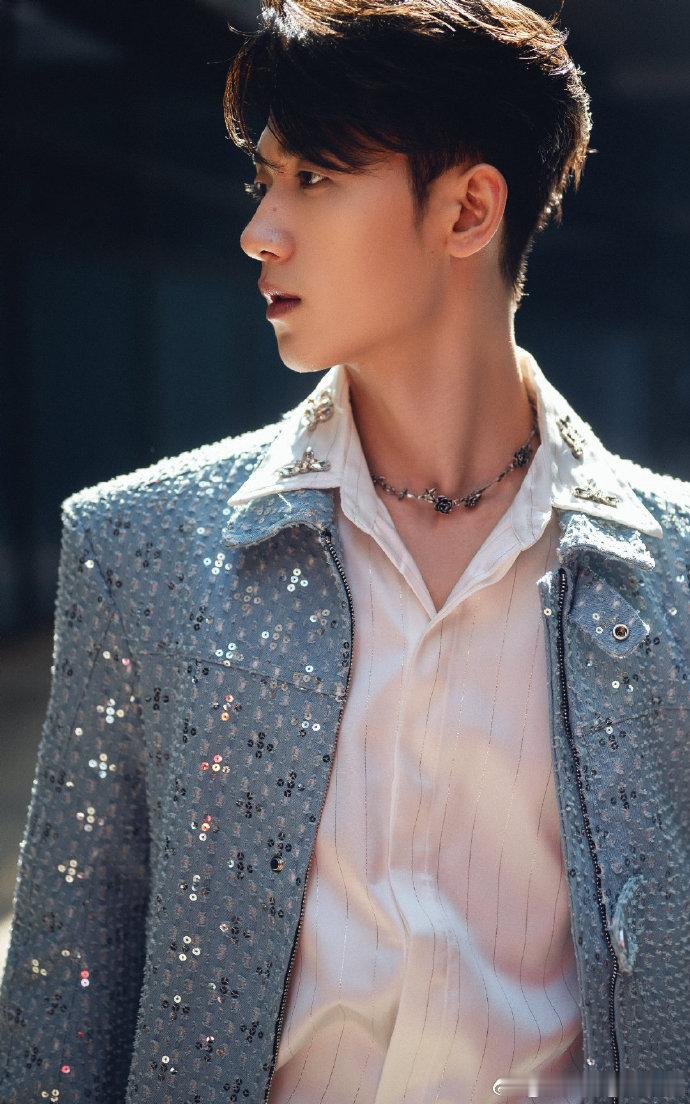 芒果音综六强颜值太能打了声鸣远扬江苏卫视跨年不仅有顶流撑场，还有网友共创设计，细