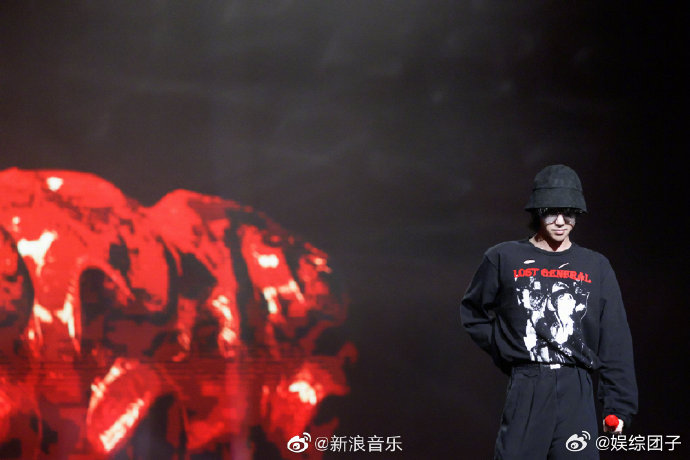 华晨宇新歌首唱 新歌彩排就这个水准，正式舞台肯定更惊艳，海口场的票要抓紧了。 ​