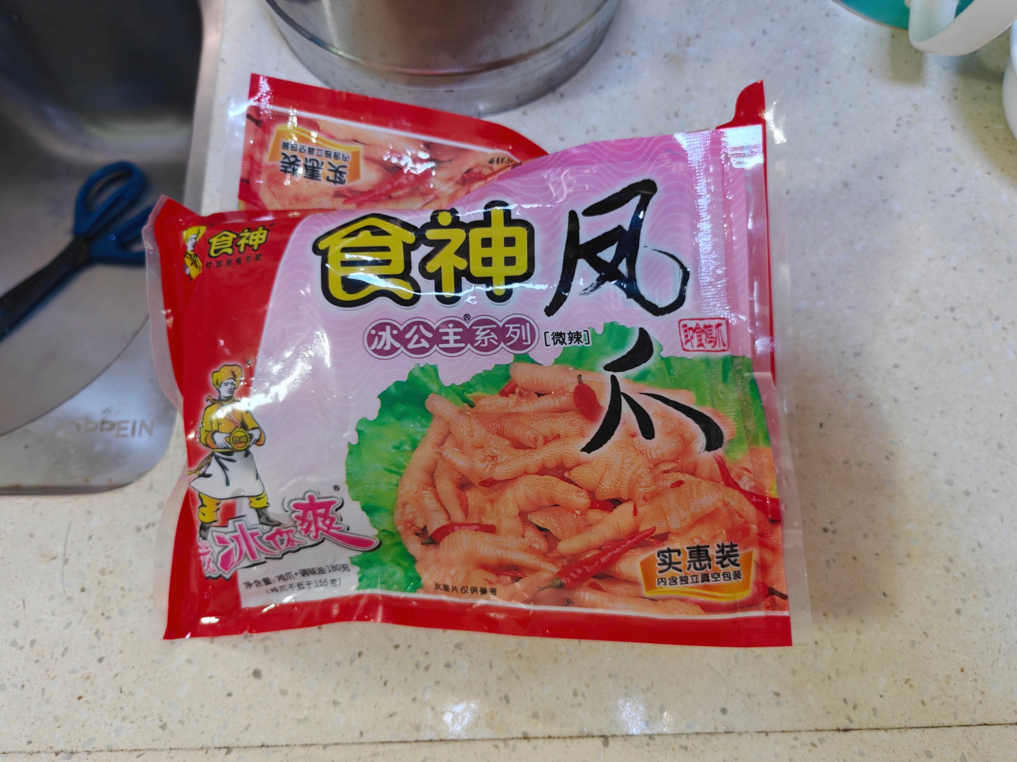 好久没吃食神冰凤爪，这玩意也算广东的老字号了，我读小学的时候就见有，冰着吃下酒挺