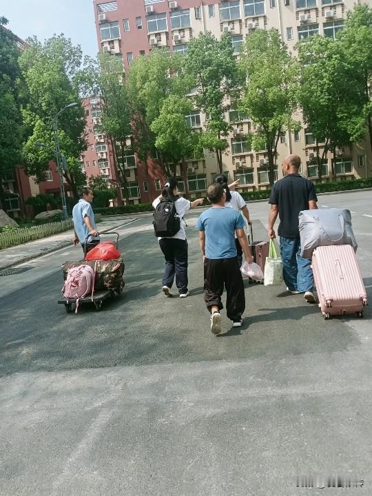 嘴上说害怕开学、不想上学，可真到了开学的日子，却积极得恨不能争当第一个到校的那个