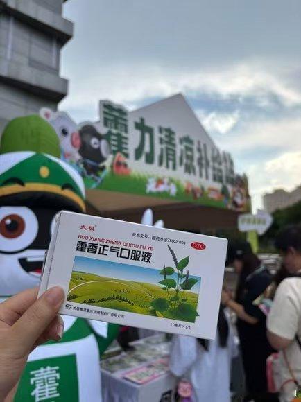 大城市本身就是一种情绪价值 隔着几百公里奔赴一场现场，路途遥远加上盛夏暴晒，每一