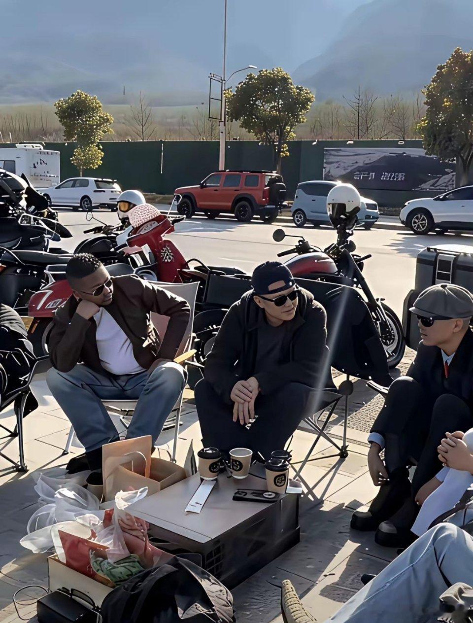 李亚鹏没财务危机？看他喝茶的朋友圈就知道了。春节那几天，他压根没提钱。就晒了张茶