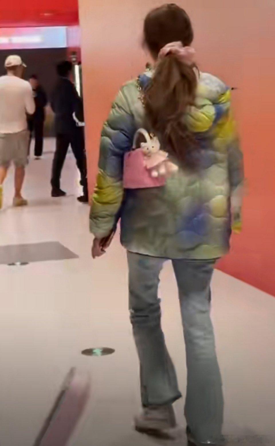 黄子韬直播时否认和徐艺洋吵架，说没等徐艺洋是因为和兄弟们走一起呢。人家正常的一前